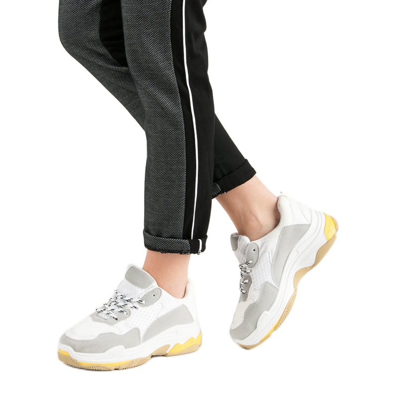 Small Swan Baskets blanches sur la plate-forme 2