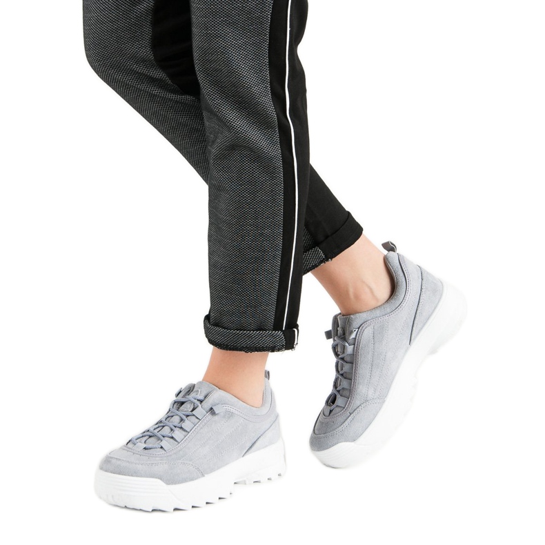 Baskets sur la plate-forme gris 1