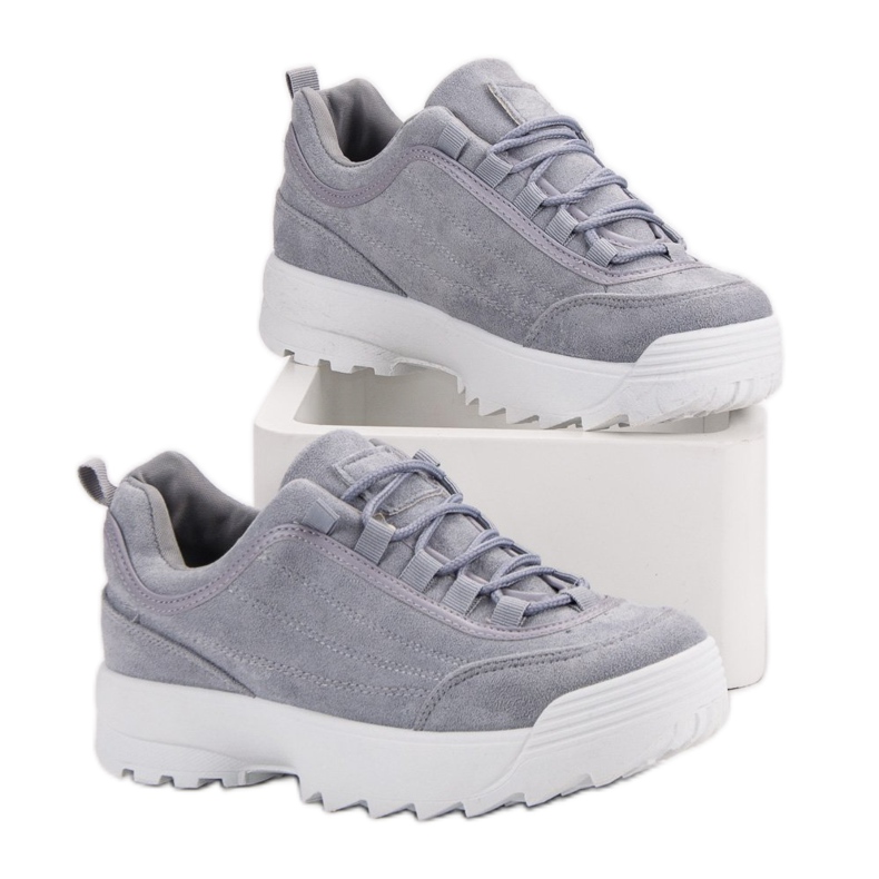 Baskets sur la plate-forme gris 2