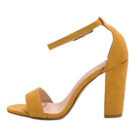 Ch. Creation Sandales moutarde sur un bar jaune 1