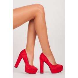 Comer Escarpins en daim sur un pilier rouge 1