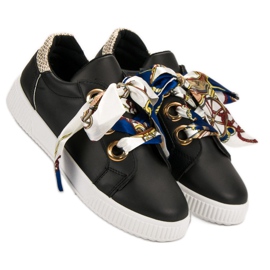 Chaussures de sport attachées avec un ruban le noir 2 Chaussures de sport attachées avec un ruban le noir 2