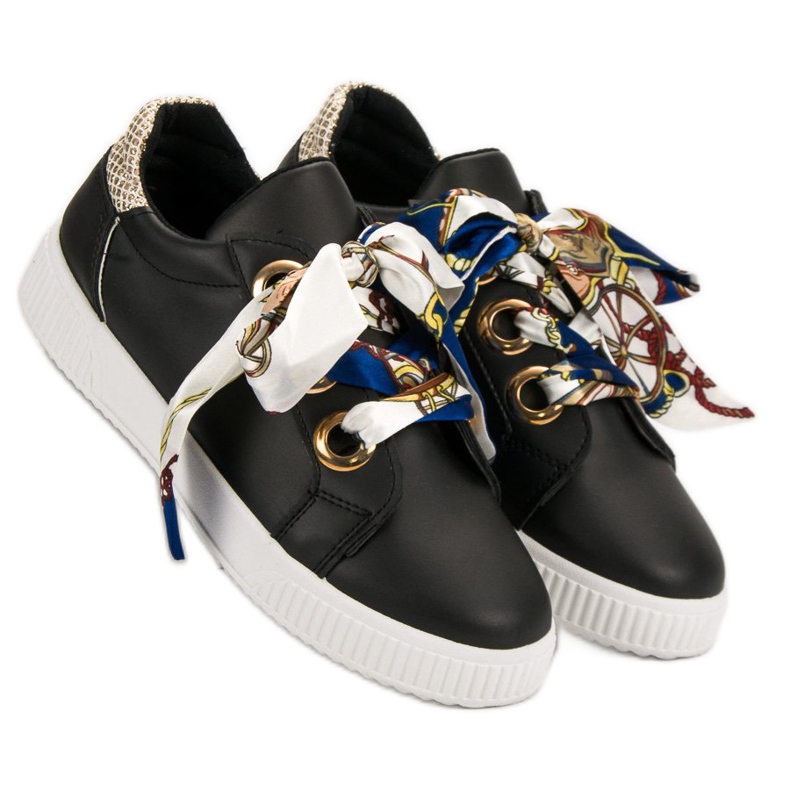 Chaussures de sport attachées avec un ruban noir 2