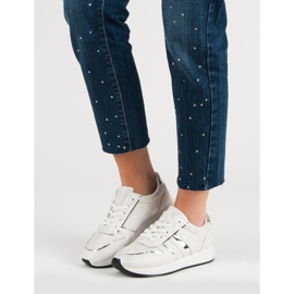 Baskets blanches confortables 1
