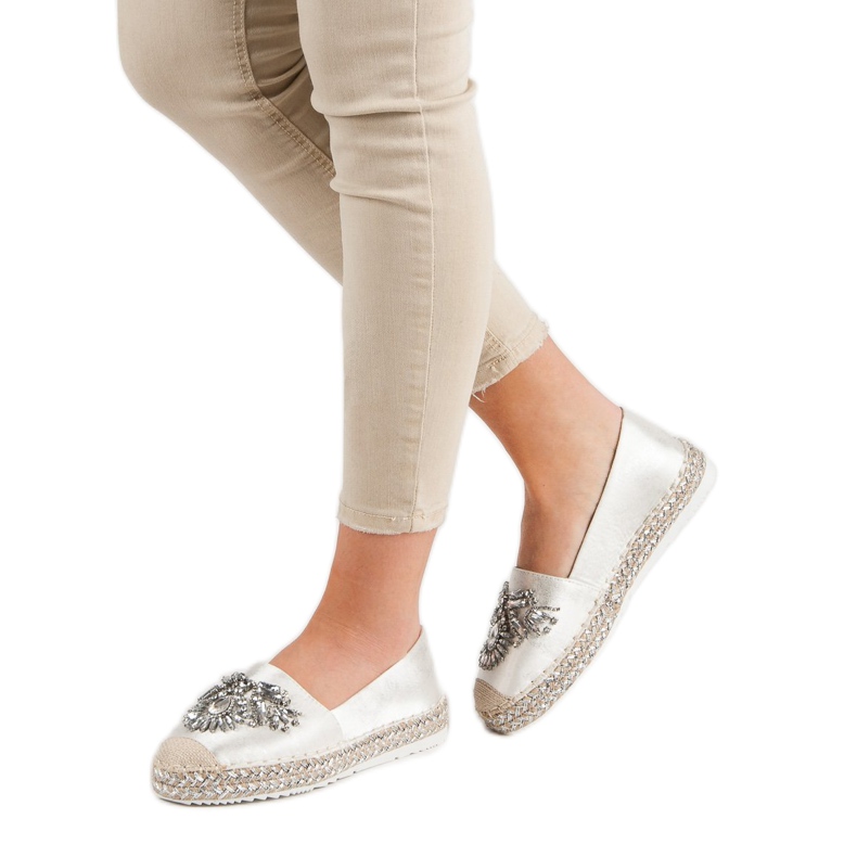 Espadrilles Blanches Avec Ornements 2
