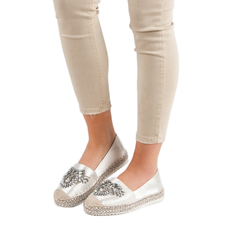 Espadrilles Blanches Avec Ornements 1
