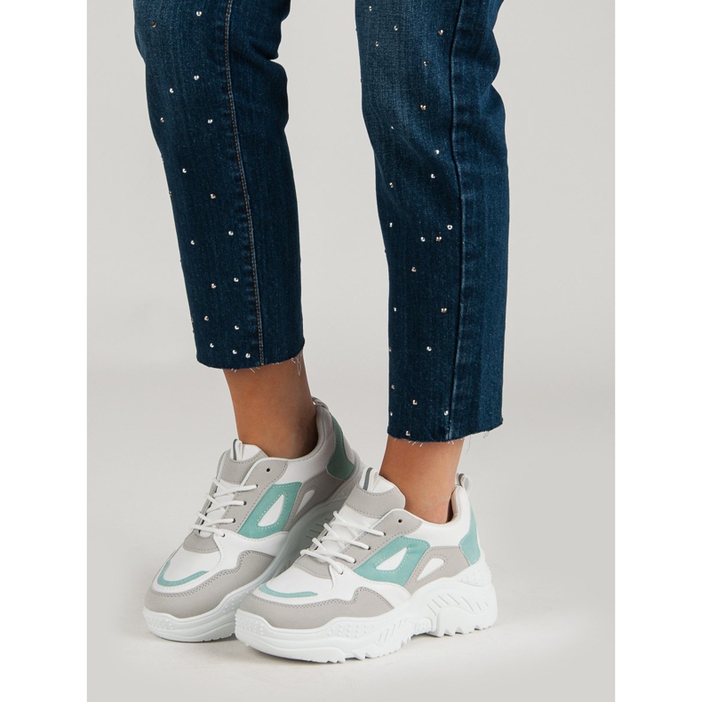 Baskets sur la plate-forme blanche 2