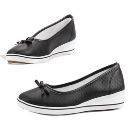 Ballerine de sport sur un coin noir 1