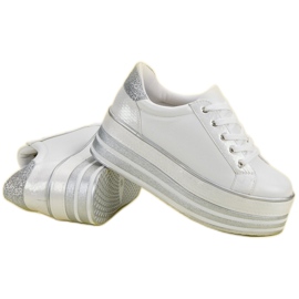 Weide Baskets sur la plate-forme blanc 1