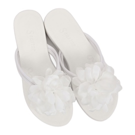 Tongs blanches avec une fleur CK103 Blanc 4