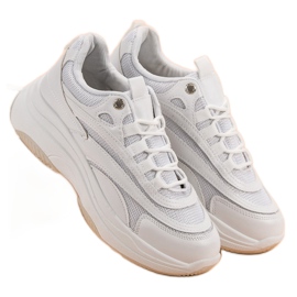 Des baskettes blanches 1