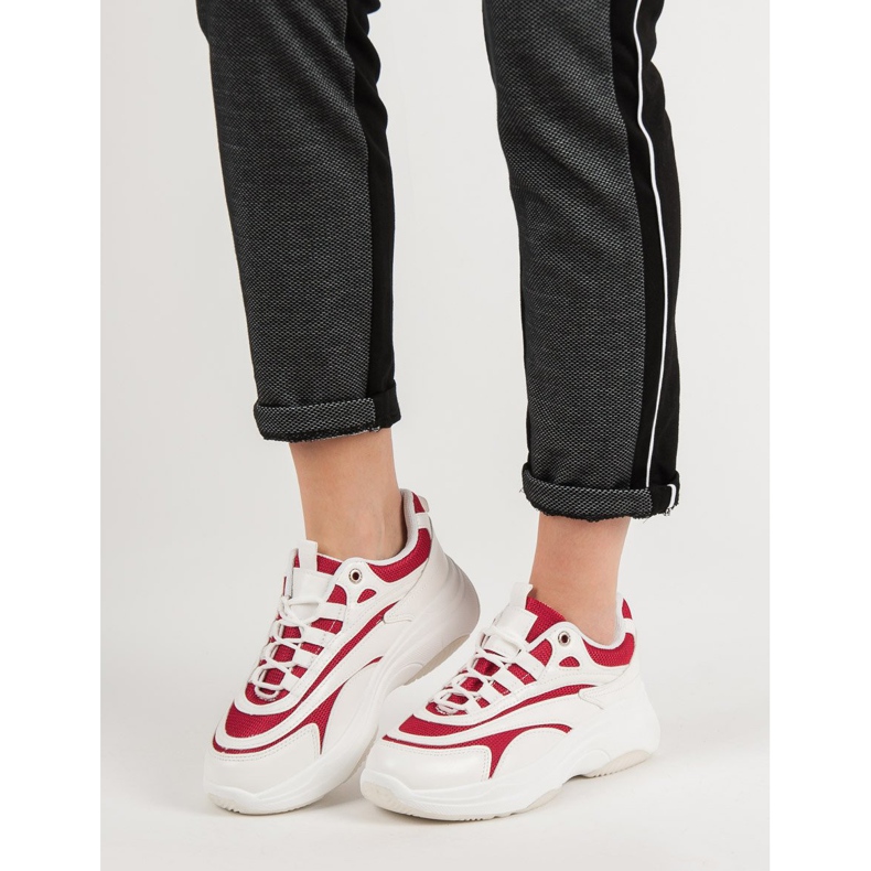 Baskets blanches et rouges 2