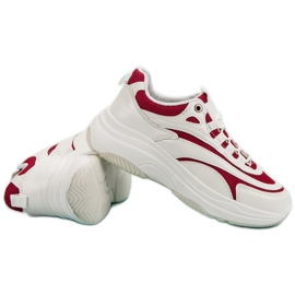 Baskets blanches et rouges 1
