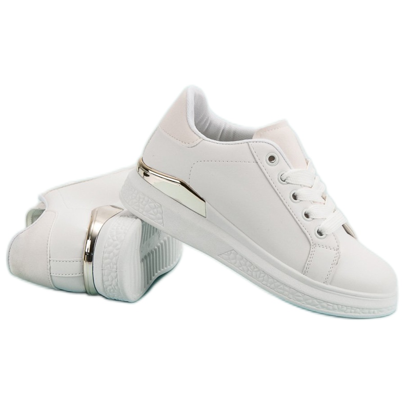 Des baskettes blanches 1