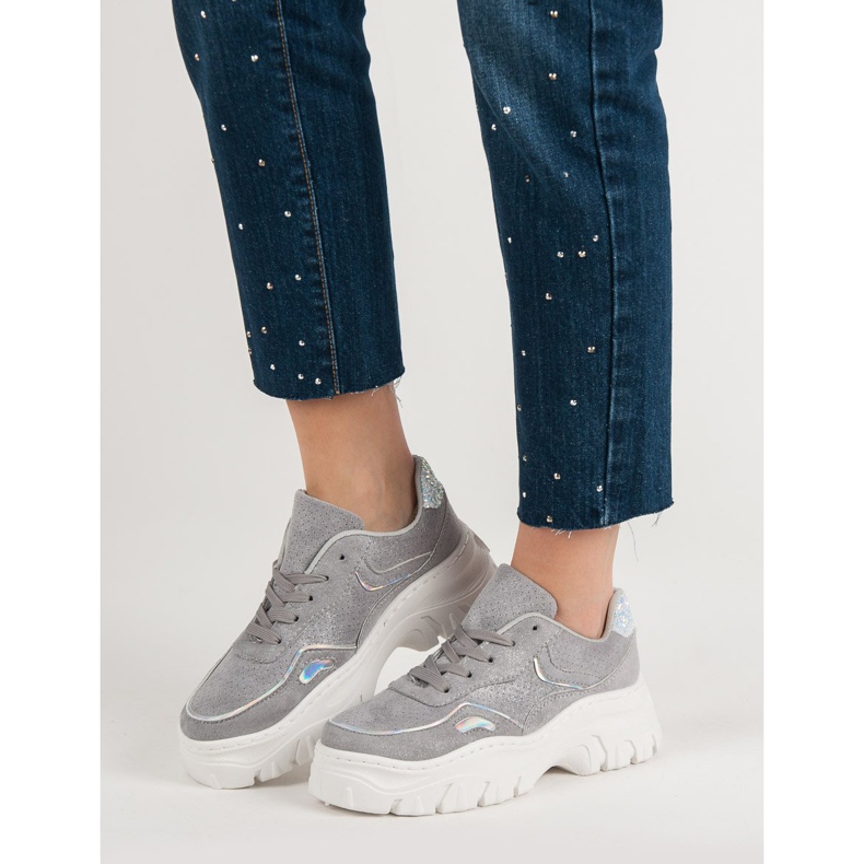 Baskets grises à la mode 1
