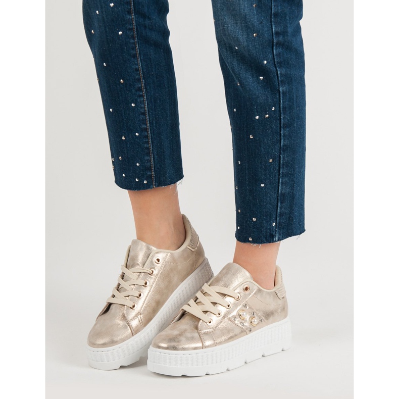 Chaussures d'or sur la plate-forme doré 2