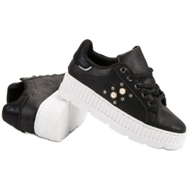 Chaussures noires sur la plate-forme 1