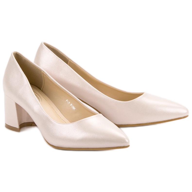 Pompes sur un pilier brun rose 1 Pompes sur un pilier brun rose 1