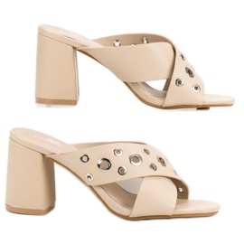 Pantoufles Beiges Sur Le Bar 1 Pantoufles Beiges Sur Le Bar 1