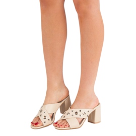 Pantoufles Beiges Sur Le Bar 2 Pantoufles Beiges Sur Le Bar 2