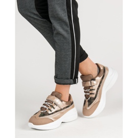 Baskets beiges à la mode 3