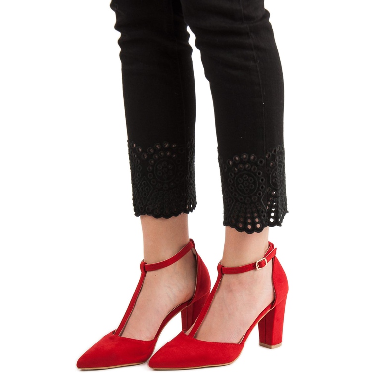 Primavera Pompes rouges sur un pilier 2 Primavera Pompes rouges sur un pilier 2