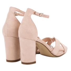 Ideal Shoes sandales sur un bar brun 2