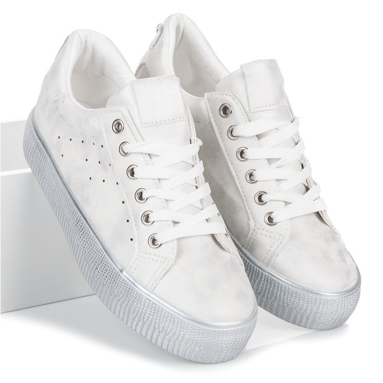 Des baskettes blanches 2