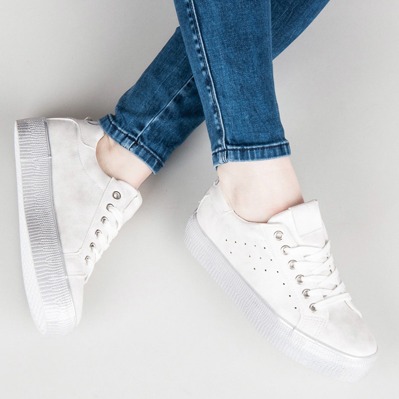 Des baskettes blanches 1