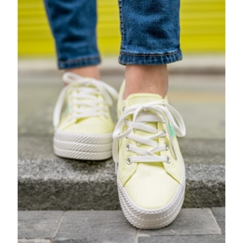Kylie Baskets sur la plate-forme jaune 9