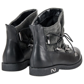 Bottes noires sur un talon plat le noir 2