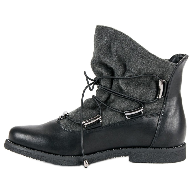 Bottes noires sur un talon plat le noir 1