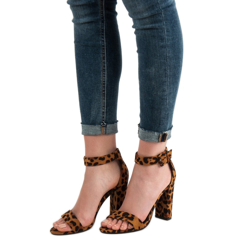 Goodin sandales sur un bar brun 2