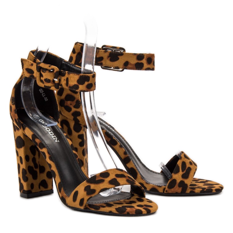 Goodin sandales sur un bar brun 1