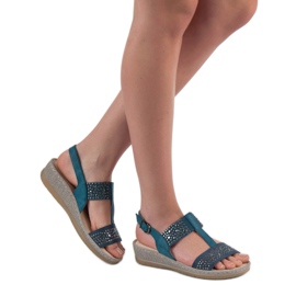 Kylie Sandales sur la plate-forme bleu 1