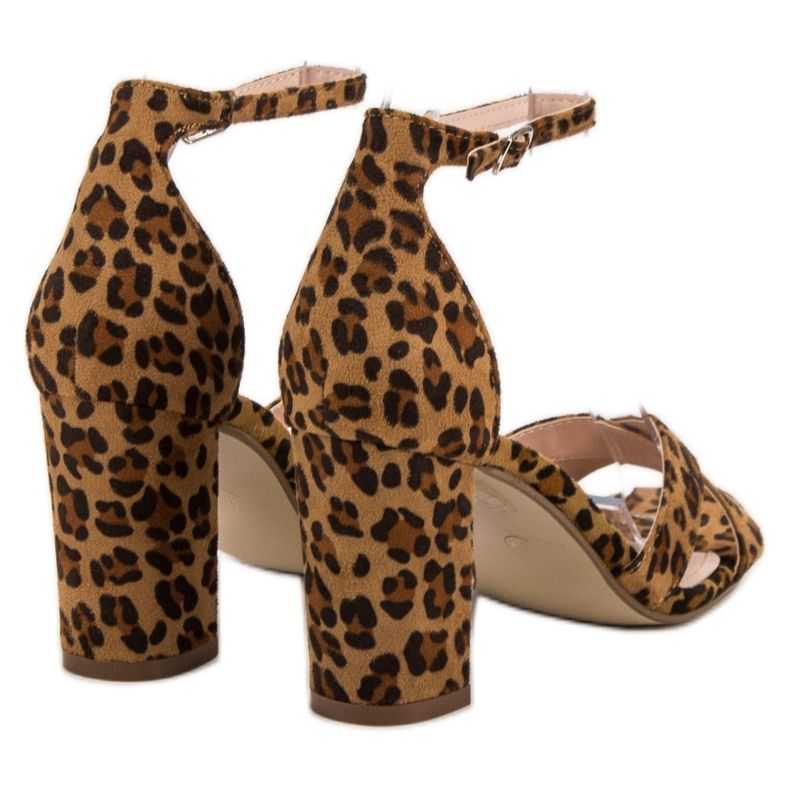 Ideal Shoes sandales sur un bar brun 1