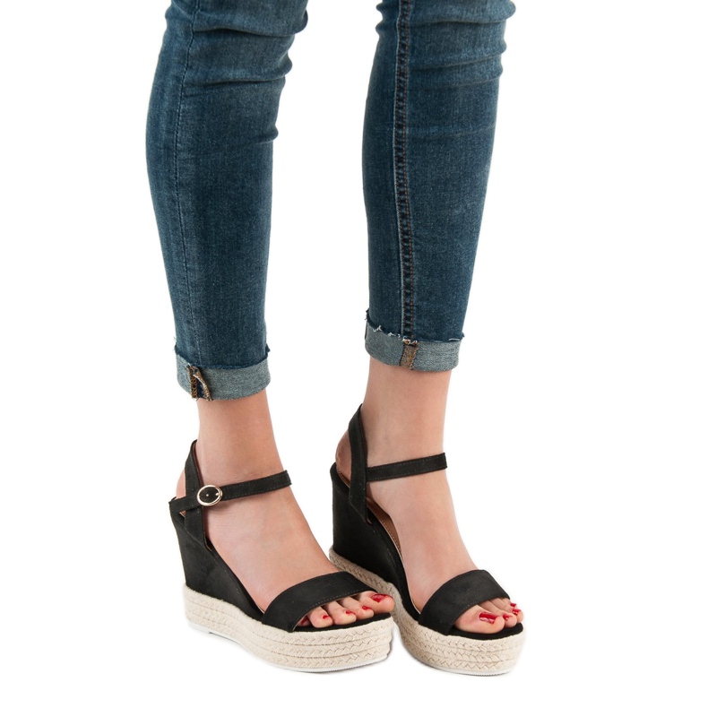 Ideal Shoes Sandales compensées élégantes le noir 2 Ideal Shoes Sandales compensées élégantes le noir 2