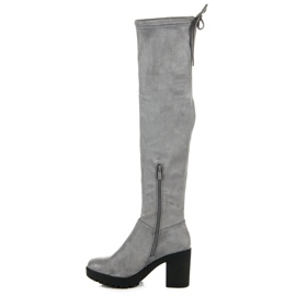Vices Mousquetaires en daim sur un pilier gris 3