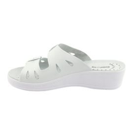 Les tongs en cuir des femmes sont des quartiers blancs 5