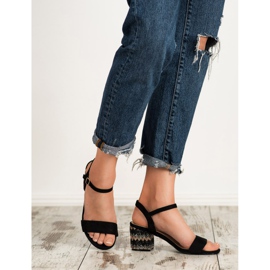 SDS sandales sur un bar noir 1