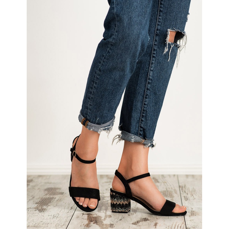 SDS sandales sur un bar noir 1