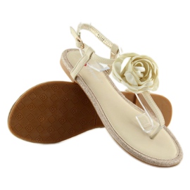 Tongs avec une fleur beige T314P Beige 2 Tongs avec une fleur beige T314P Beige 2
