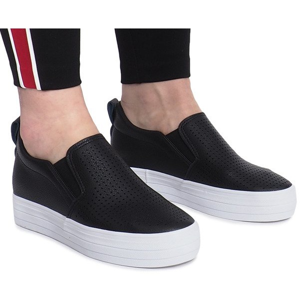 Baskets noires ajourées sur un coin Rockvale le noir 2