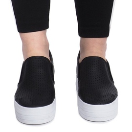 Baskets noires ajourées sur un coin Rockvale 1
