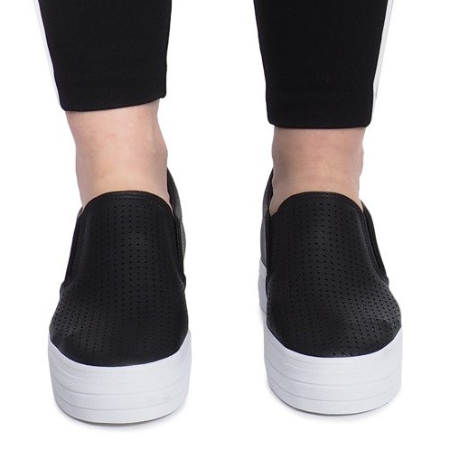 Baskets noires ajourées sur un coin Rockvale le noir 1