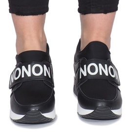 Baskets de sport noires sur la semelle compensée Monon 1