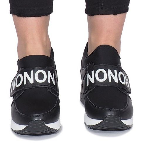 Baskets de sport noires sur la semelle compensée Monon 1