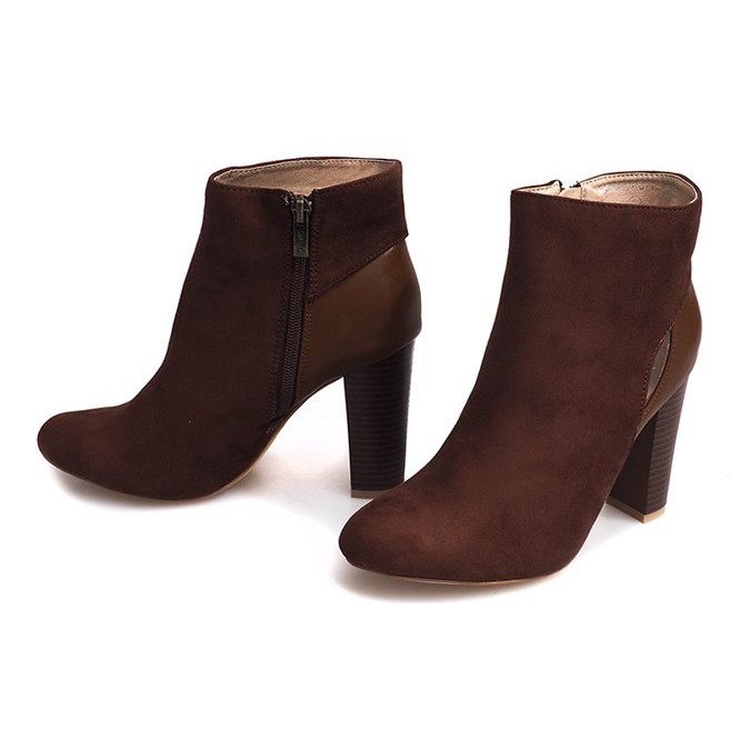 Bottes en daim marron sur un pilier avec une fermeture éclair brun 2