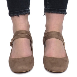 Escarpins beiges sur le post Tamara 2 Escarpins beiges sur le post Tamara 2