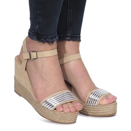 Sandales beiges sur un délicat talon compensé Glam Shine 1 Sandales beiges sur un délicat talon compensé Glam Shine 1